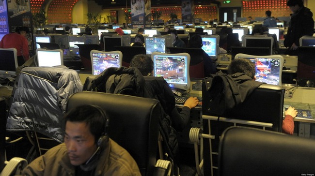  Trong một quán cà phê Internet ở Trung Quốc. Sự trỗi dậy của tin tặc Trung Quốc là dấu hiệu cho thấy Internet đang bị quân sự hóa - Ảnh: News.Investors.com