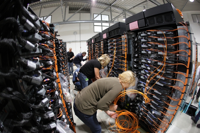  Juqueen, siêu máy tính thuộc trung tâm siêu máy tính Jülich, Đức. Juqueen có số nhân xử lý 458.752 cho tốc độ 5 petaflop. Tiêu tốn tới 2301 kilowatt điện, Juqueen vẫn được đánh giá là cỗ máy tiết kiệm điện tốt thứ 5 trong top 500 tính đến tháng 11 năm ngoái.