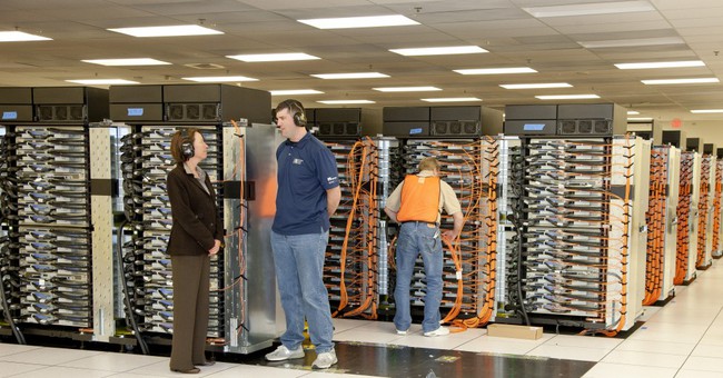  Siêu máy tính Sequoia thuộc phòng thí nghiệm quốc gia Lawrence Livermore. Đây là siêu máy tính mạnh nhất hồi tháng 6 năm ngoái. Sequoia được Cơ quan An ninh hạt nhân quốc gia Mỹ sử dụng để thực hiện mô phỏng nhằm kéo dài tuổi thọ của vũ khí hạt nhân. Máy có gần 1,6 triệu lõi xử lí cho tốc độ 17,2 petaflop.