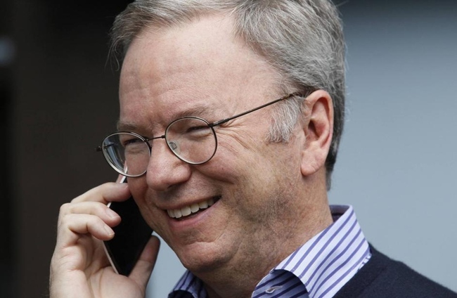 Chủ tịch Google "khoe" điện thoại bí ẩn Motorola X 