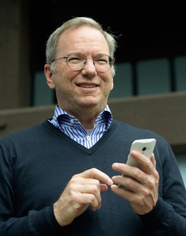 Chủ tịch Google "khoe" điện thoại bí ẩn Motorola X 