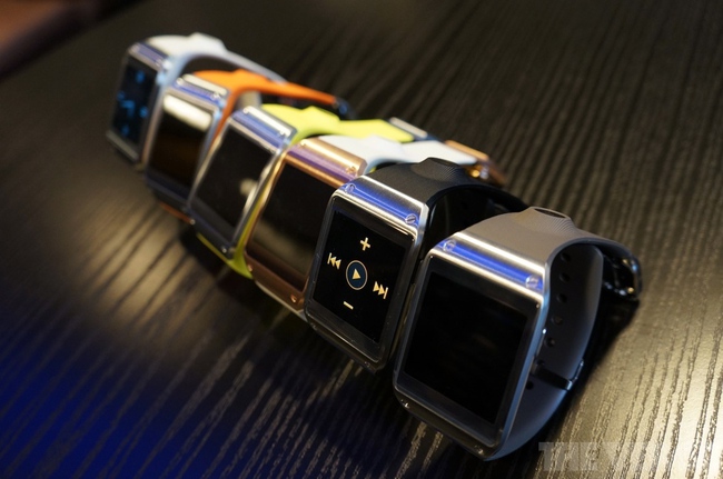 Samsung chính thức ra mắt đồng hồ thông minh Galaxy Gear: Thiết kế thô, hạn chế tương thích
