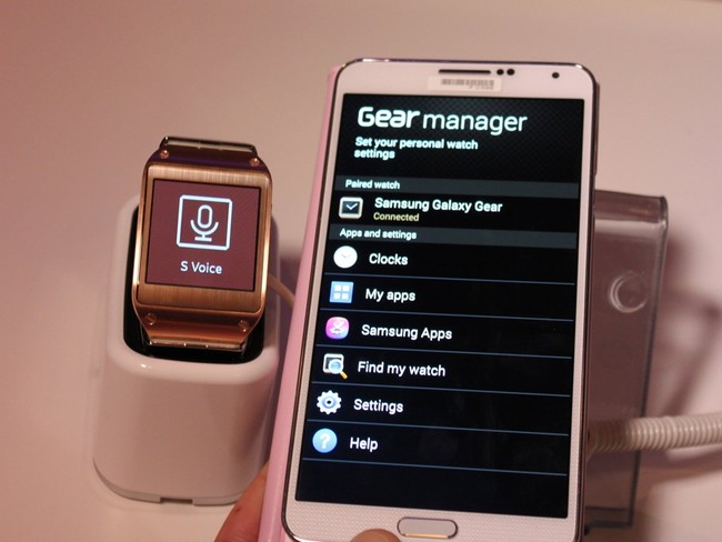  Việc đầu tiên sau khi sở hữu Galaxy Gear là bạn phải tải về một ứng dụng Gear Manager để kết nối smartwatch này với điện thoại, tablet (mà nó tương thích).