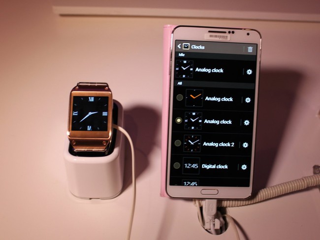  Đồng hồ dạng analog hiển thị rất đẹp mắt trên smartwatch này.