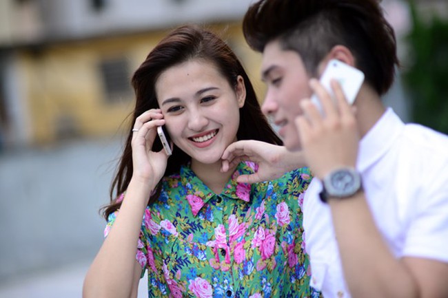 Người đẹp Hà Lade dịu dàng bên iPhone 5s phiên bản màu vàng