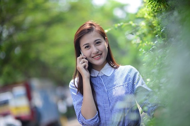 Người đẹp Hà Lade dịu dàng bên iPhone 5s phiên bản màu vàng