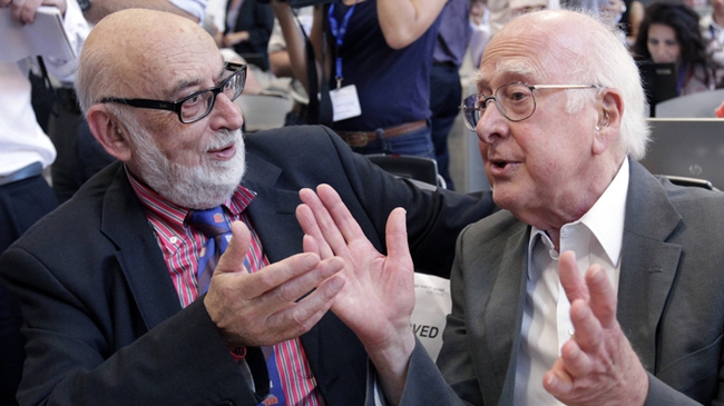  Giáo sư Peter Higgs (phải) và giáo sư François Englert - Ảnh: Reuters