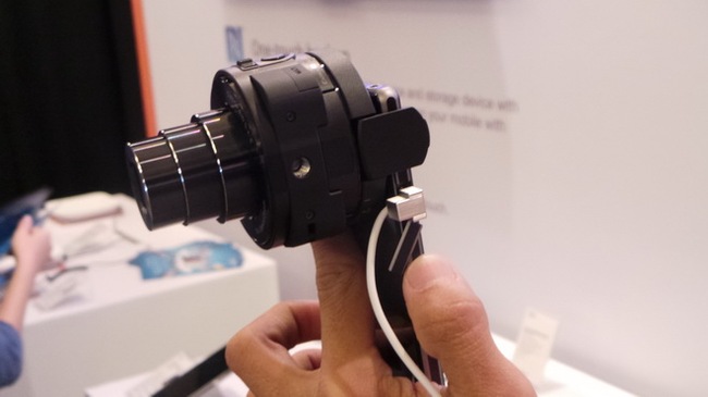  Chiếc smartphone Sony Xperia Z1 ngay lập tức sẽ biến thành một máy ảnh DSLR khi gắn ống kính Cyber-shot DSC-QX10 vào camera của điện thoại. Đây được đánh giá là "siêu phẩm" bước ra từ ý tưởng của Hãng Sony - Ảnh: Thanh Trực