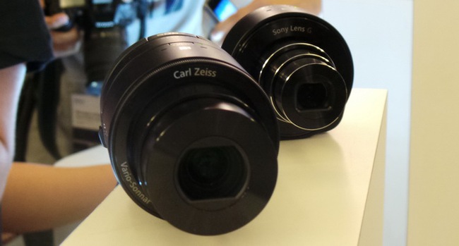 Hai ống kính kiêm máy ảnh Cybershot QX100 và QX10 được Sony phát hành hướng tới người dùng mê chụp ảnh trên smartphone - Ảnh: Thanh Trực