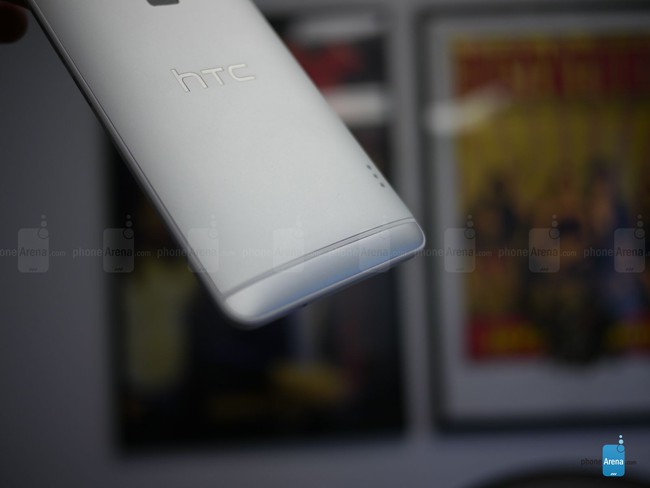  Mẫu phablet mới của HTC có 16/32 GB bộ nhớ trong (hỗ trợ mở rộng bằng thẻ nhớ microSD lên tối đa 64 GB) và nguồn pin dung lượng 3.300 mAh (có thể đàm thoại liên tục 28 giờ và 585 giờ chờ).