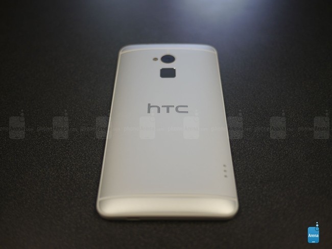 HTC One Max cho phép tháo nắp lưng để lắp thẻ nhớ và thay pin.