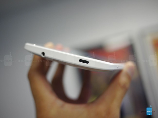  Đỉnh trên của HTC One Max là cảm biến hồng ngoại và giắc cắm tai nghe 3,5 mm.