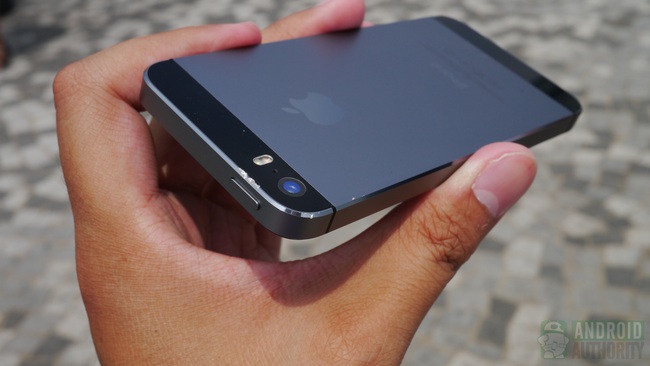 Thả rơi iPhone 5s và 5c: Nhôm tốt hay nhựa bền?