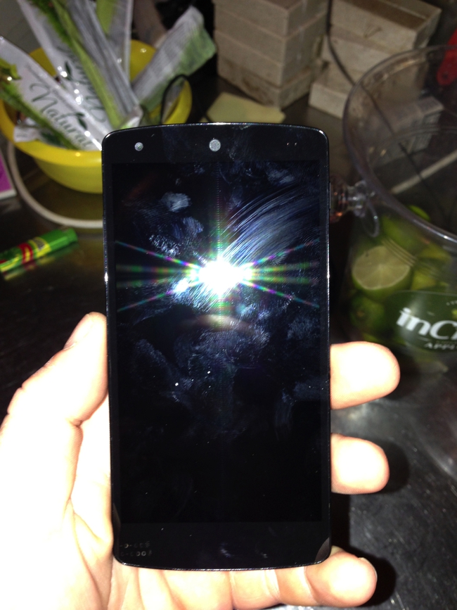 Chuyện thật như đùa, Nexus 5 bị phát hiện tại quán bar