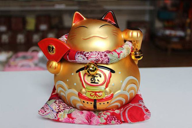  Chú mèo vàng thần tài, may mắn của Nhật Bản – Maneki Neko trị giá 2.000.000đ.