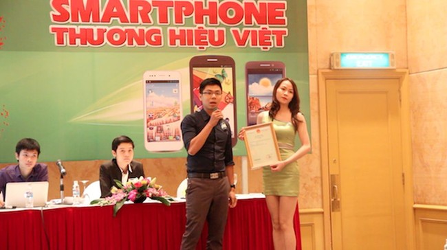  Ông Lê Hoàng Long, Giám đốc kinh doanh HKPhone công bố HKPhone chính thức trở thành thương hiệu điện thoại Việt.