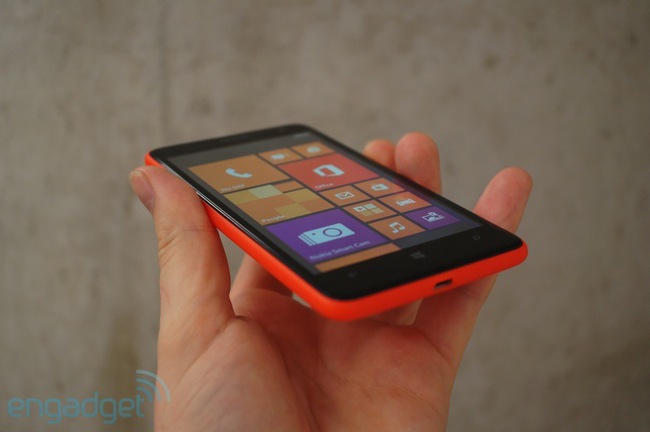  Rìa máy Lumia 625 được vuốt tròn tạo cảm giác dễ cầm nắm hơn. Chiếc Lumia màn hình khủng này có độ dày 9,15 mm.