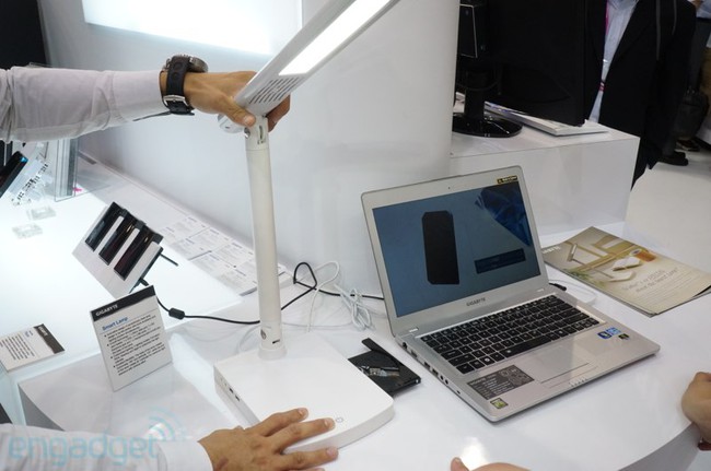 Gigaybte giới thiệu đèn bàn Smart Lamp tích hợp kèm ổ DVD và nhiều cổng kết nối