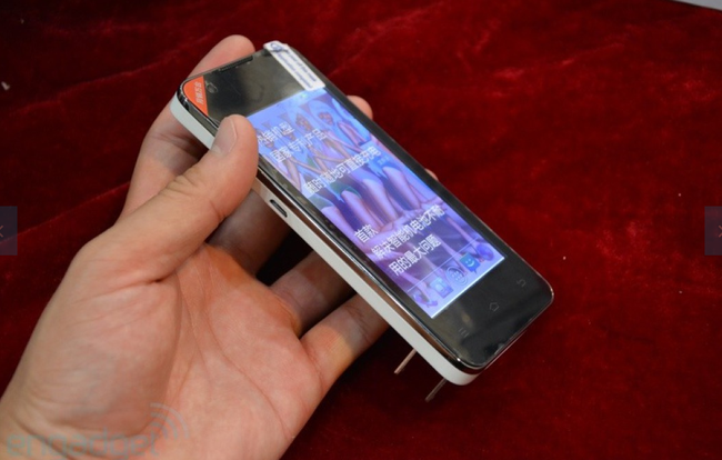Daxian N100i: Điện thoại giá rẻ với phong cách sạc pin “kiểu mới”