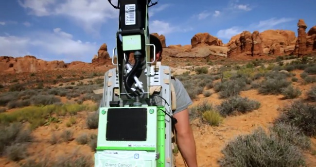  Hình ảnh một khách bộ hành đang mang theo các công cụ để chụp hình ở công viên quốc gia Arches (Mỹ).