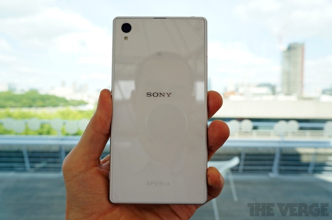 Cận cảnh Sony Xperia Z1 với thiết kế thời trang và phụ kiện camera ấn tượng