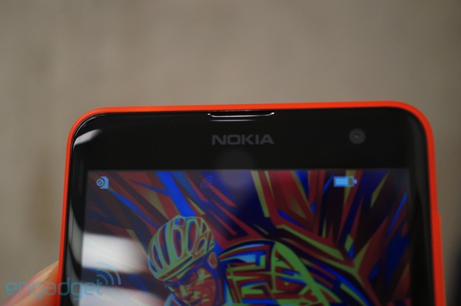  Viền trên và dưới màn hình của Lumia 625 không quá dày cho thấy Nokia đã tận dụng rất xuất sắc diện tích mặt trước của chiếc smartphone này.