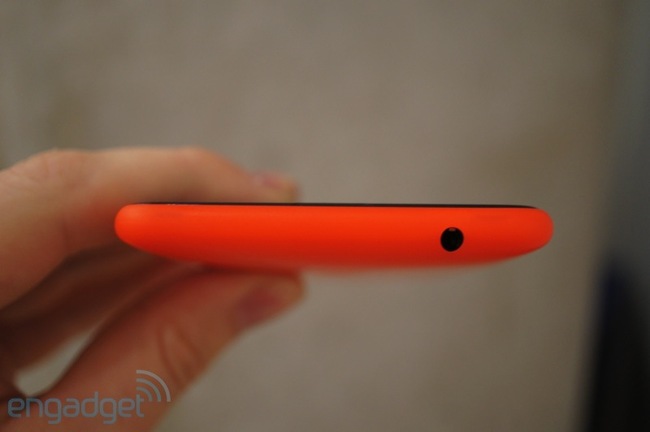  Cạnh trên Lumia 625 là nơi bố trí cổng cắm tai nghe 3,5 mm.