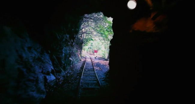  Khách bộ hành còn thám hiểm cả đường hầm.