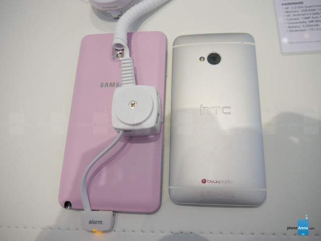 Galaxy Note 3 hồng đọ dáng của HTC One