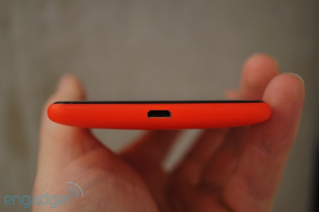  Cạnh dưới Lumia 625 là cổng kết nối microUSB.