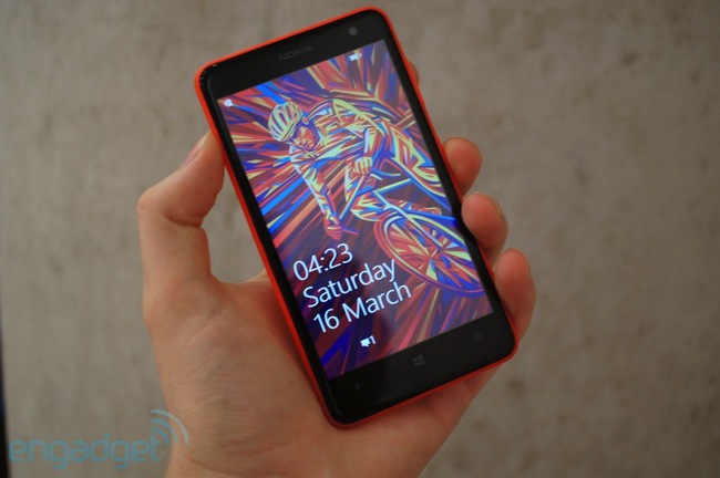  Viền Lumia 625 tương đối mỏng.