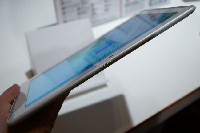 Arrows Tab FJT2: Tablet Android chạy chip Snapdragon 800, c&oacute; cảm biến v&acirc;n tay