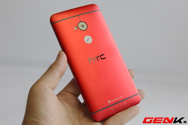  Toàn cảnh mặt lưng HTC One màu đỏ.