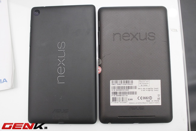  Đọ dáng cùng Nexus 7 thế hệ đầu tiên.