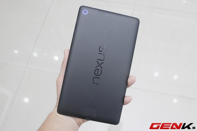  Nexus 7 thế hệ hai cầm khá vừa tay.