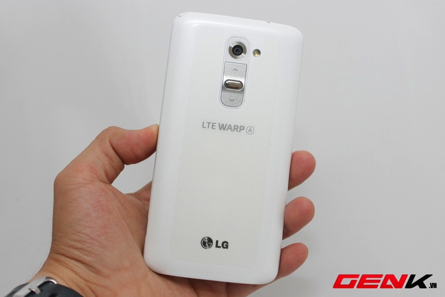  LG G2 nổi bật với các phím cứng được sắp đặt ở mặt sau thay vì các cạnh viền.