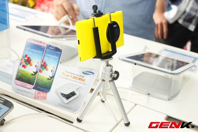  Sử dụng Lumia 1020 để làm máy ảnh du lịch cùng chân máy (tripod) mini.
