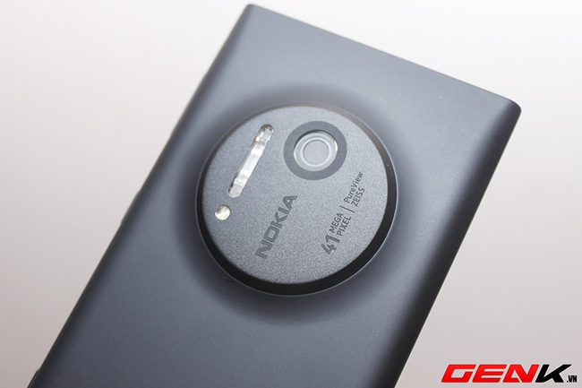  Nokia Lumia 1020 được trang bị camera độ phân giải lên tới 41 Megapixel, công nghệ PureView độc quyền, chống rung quang học, ống kính Zeiss...
