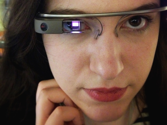  Chip xử lý và linh kiện LCoS tạo nên “màn hình” cho Google Glass.