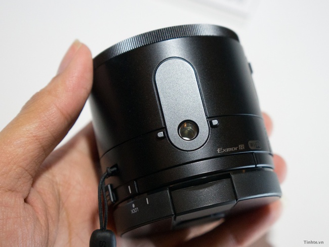  QX100 có chân cắm với tripod như các máy ảnh thực thụ 
