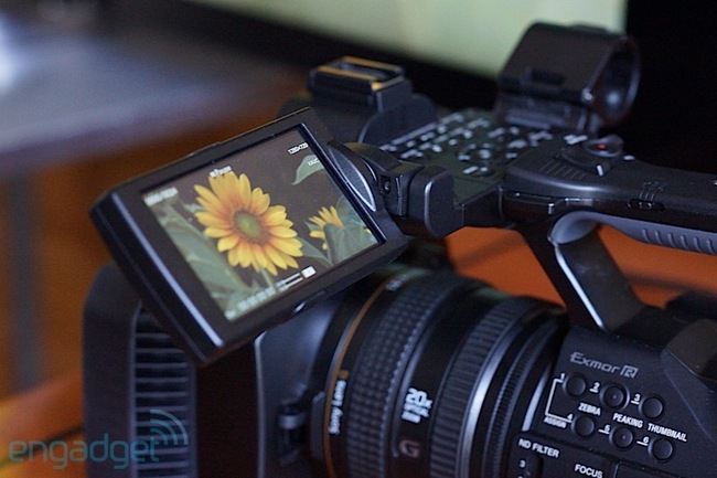 Cận cảnh máy quay 4K cá nhân Sony Handycam FDR-AX1