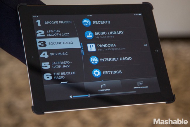  Ứng dụng SoundTouch hiện có sẵn trên Android, iOS, Mac và Windows cho phép phát nhạc từ 3 nguồn khác nhau: nhạc lưu trực tiếp trên máy, nhạc từ Internet Radio và Pandora. Hệ thống cũng hỗ trợ Apple AirPlay