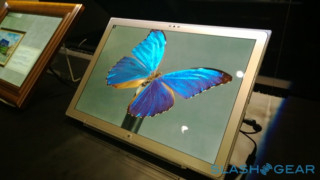 Panasonic trình diễn tablet Toughpad 20 inch độ phân giải 4K, giá bán 126 triệu đồng