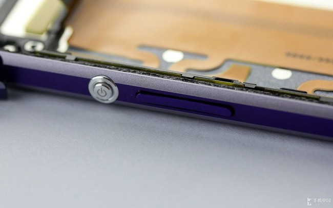 Cận cảnh ‘nội thất’ bên trong điện thoại camera khủng Xperia Z1