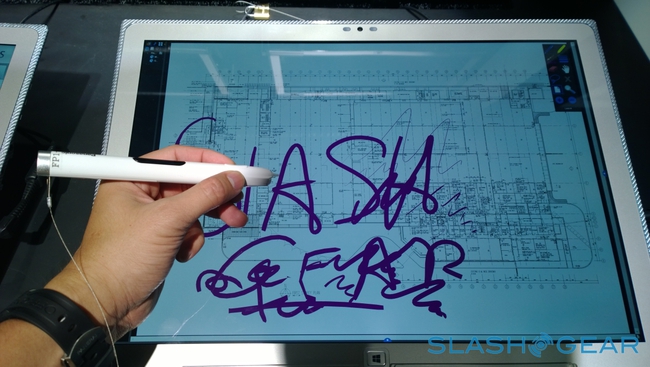 Panasonic trình diễn tablet Toughpad 20 inch độ phân giải 4K, giá bán 126 triệu đồng