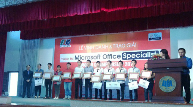  Ông Trần Hữu Minh, Giám đốc Tiếp thị Microsoft Việt Nam trao giải cho các nhà vô địch