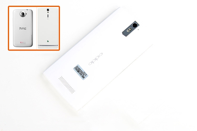  Ảnh 3 - Lớp vỏ ở mặt sau sử dụng chất liệu polycarbonate màu trắng, giống với Sony LT26i và HTC One X đã dùng trước đó. Chất liệu này hỗ trợ tối đa trong việc chống bám bẩn, bám vân tay và cũng khó bị biến màu.
