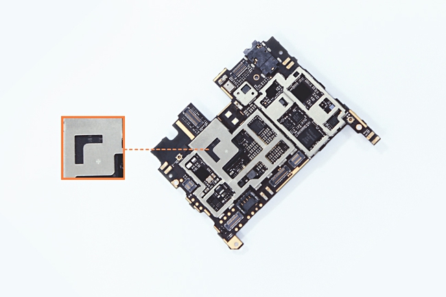  Ảnh 11 – Mặt sau bo mạch chủ Find 5, trong ô phóng lớn là chip nhớ dung lượng 16GB của Samsung.