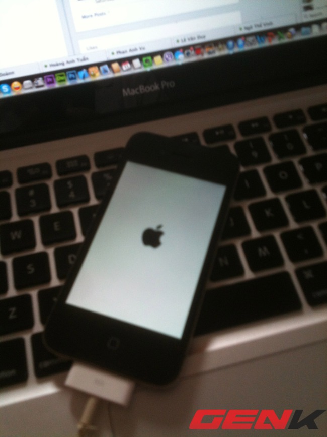  iOS 7 sử dụng thiết kế phẳng hoàn toàn, quả táo logo Apple không còn bóng bẩy như trước.