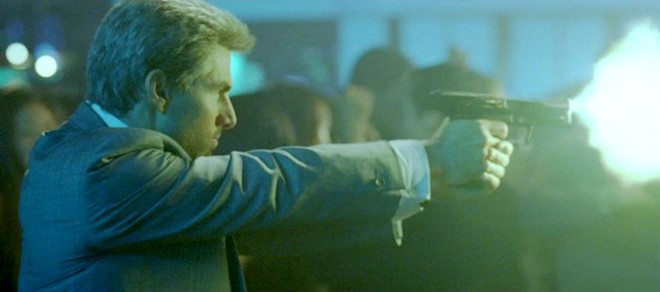  Tom Cruise trong phim “Collateral” đang sử dụng khẩu súng Heckler & Koch USP45. Mở mắt khi bắn súng là dấu hiệu của một xạ thủ được huấn luyện tốt. 
